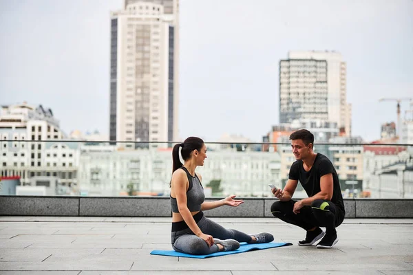 Happy man training with woman in city centre — Stock Photo, Image