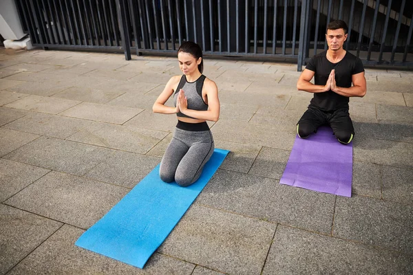 Male and female doing meditation after training — Stock Photo, Image