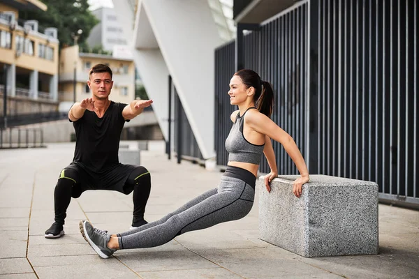 Young couple having workout together in city — Stock Photo, Image