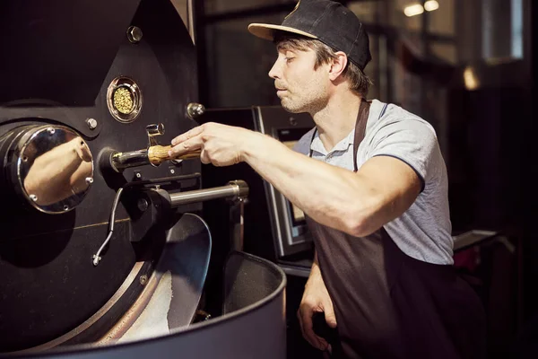 Tostatrice professionale per caffè funzionante in fabbrica — Foto Stock
