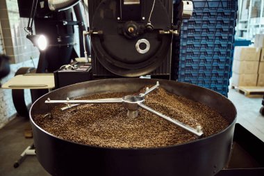 Kavrulmuş Arap kahvesi çekirdekli soğutma tepsisi.