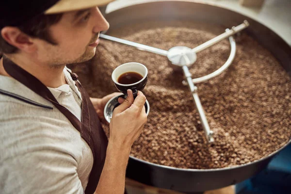 Bello maschio lavoratore in possesso di tazza di caffè — Foto Stock