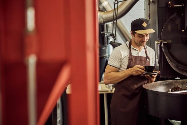 Bello maschio lavoratore in grembiule bere caffè — Foto Stock