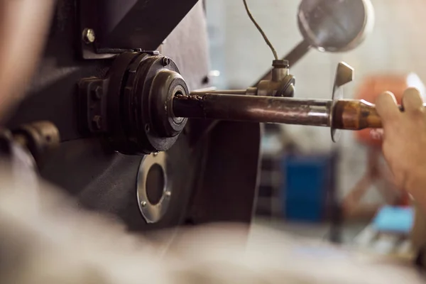 Travailleur masculin utilisant une machine de torréfaction de café industrielle — Photo