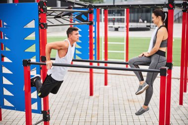 Spor alanında antrenman yapan mutlu genç çift.