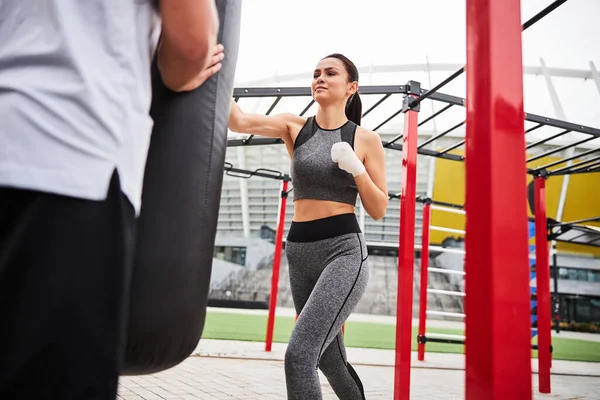 Ganska atletisk kvinnlig boxning på öppen idrottsplats — Stockfoto