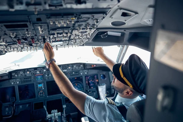 Airplane with pilot on board preparing to leaving airport — Stock Photo, Image