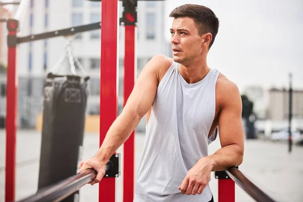 옥외 경기장에서 운동하는 젊은 근육질 남자 — 스톡 사진