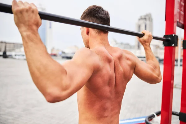 Forma jovem treinamento masculino parte superior do corpo ao ar livre — Fotografia de Stock