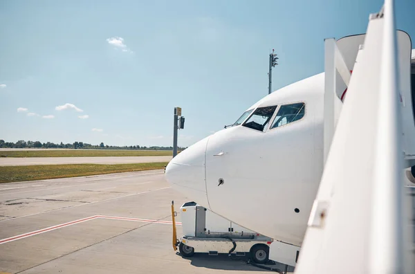 Aircraft after the flight standing in the international airport — Stock Photo, Image