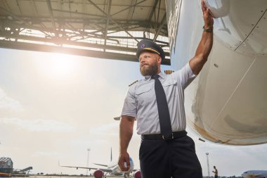 Havaalanındaki uçağının yanında profesyonel pilot.