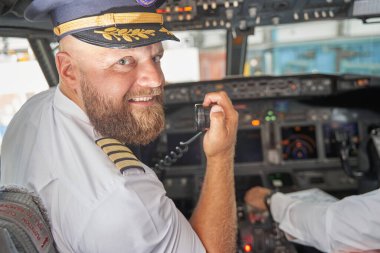 Dost canlısı pilot gülümsüyor ve uçuşun başladığını bildiriyor.
