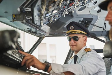 Yolcu uçağının kendine güvenen pilotu işini profesyonelce yapıyor.
