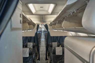 İçinde yolcu olmayan içi boş bir uçak kabini.