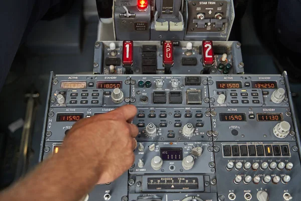 Kontrol panelini kullanan profesyonel pilotun eli. — Stok fotoğraf