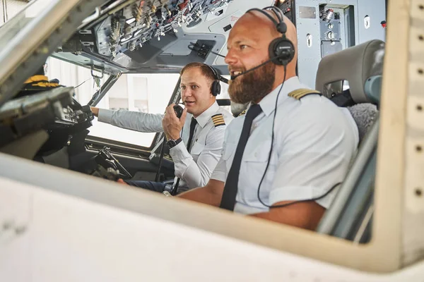 Двоє досвідчених пілотів, що переміщаються літаком з кабіни — стокове фото
