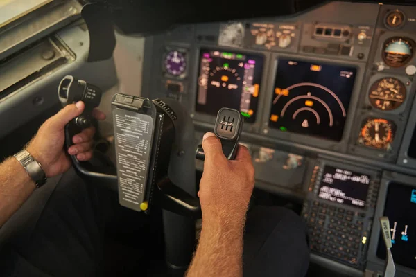 Професійний пілот для перевезення пасажирських літаків — стокове фото