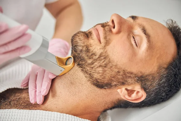 레이저 털 제거 수술을 받고 있는 수염있는 사람 — 스톡 사진