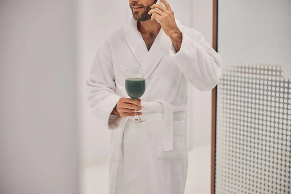 Jovem barbudo conversando por telefone no salão de spa — Fotografia de Stock