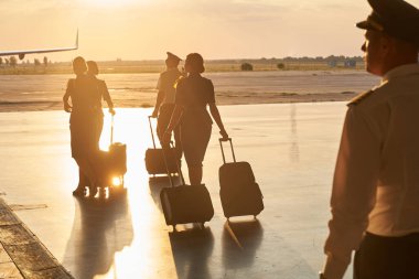 Deneyimli uçak işçileri takımı yeni yolculuk için hazır.