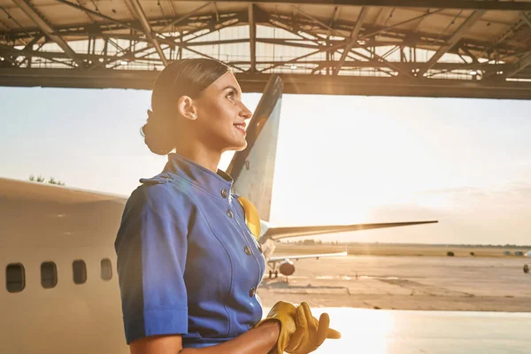 Sempre se sentindo inspirado pelo céu e trabalhando no avião — Fotografia de Stock