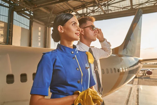 Esperando el viaje y sintiéndose inspirados por el cielo — Foto de Stock