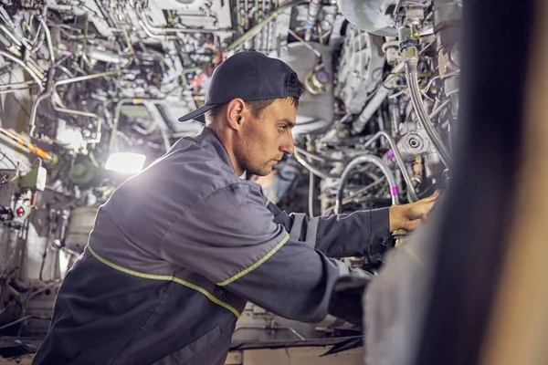 Verantwoordelijke luchtvaarttechnicus op zijn werkplek — Stockfoto