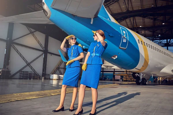 Happy smiling air hostess having fun in the outdoors after long flight — Stock Photo, Image