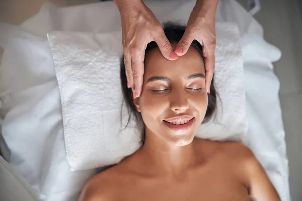 Руки масажу масажувати пані в спа-салоні — стокове фото