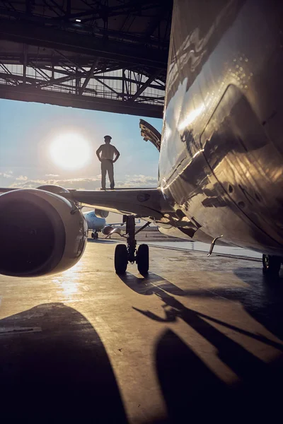 Image of aircraft with captain in the aviation hangar — Stock Photo, Image