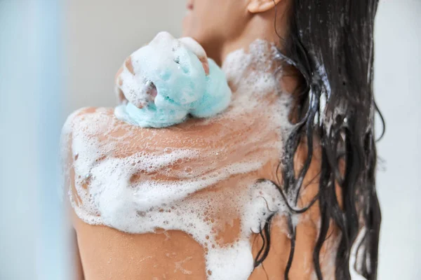 Brunette jeune femme corps de lavage avec éponge de bain exfoliante — Photo