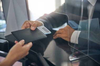 Takım elbiseli bir erkek uçuştan önce giriş yapıyor.