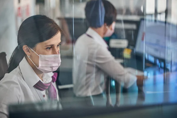 Dos mujeres gerentes trabajando durante la cuarentena en el ordenador — Foto de Stock