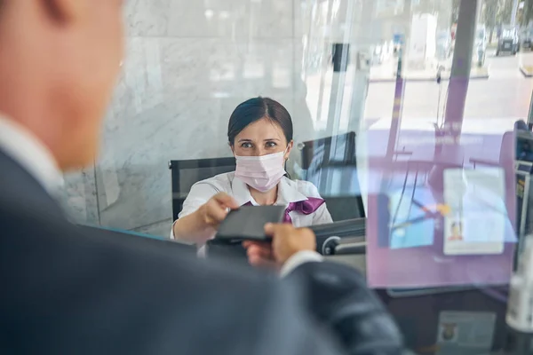 Hombre registrándose en el aeropuerto durante pandemia — Foto de Stock