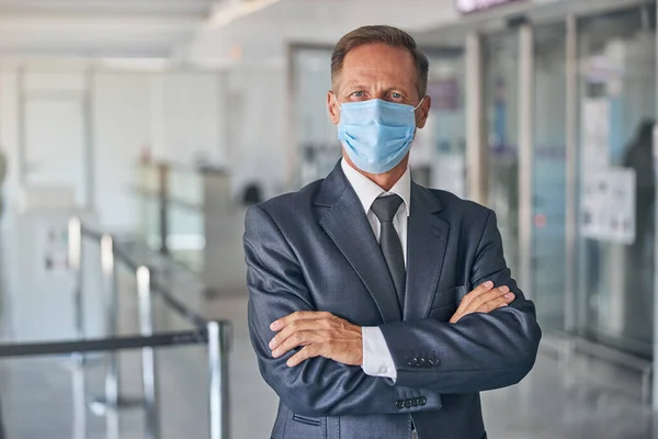 Volwassen zakenman op reis tijdens quarantaine — Stockfoto