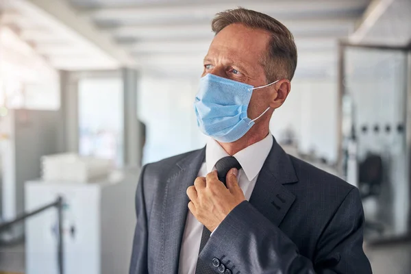 Elegante volwassen man met masker reist. — Stockfoto