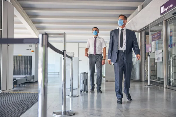 Zakenman vliegt weg met bodyguard tijdens pandemie — Stockfoto