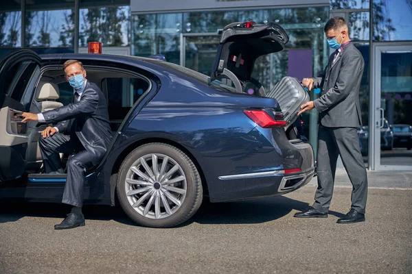 Przedsiębiorcy spotykają się z kierowcą po przybyciu na lotnisko — Zdjęcie stockowe