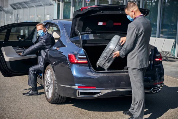 Hombre chofer reunión hombre de negocios en la terminal del aeropuerto — Foto de Stock