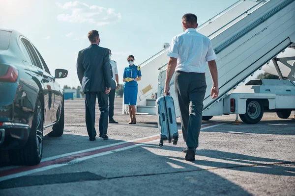 Jet staff incontro uomo d'affari con assistente sulla pista — Foto Stock