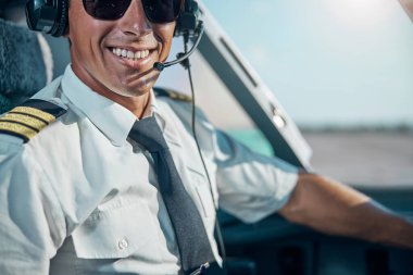 Mutlu genç pilot havaalanından ayrılmaya hazır.