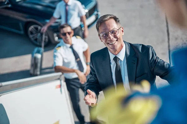 Sorridente elegante uomo maturo imbarco su aereo — Foto Stock