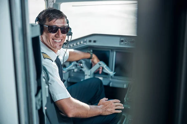 Jovem piloto feliz pronto para decolar — Fotografia de Stock