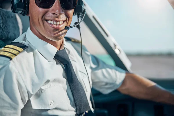 Gelukkige jonge piloot klaar voor vertrek van het vliegveld — Stockfoto