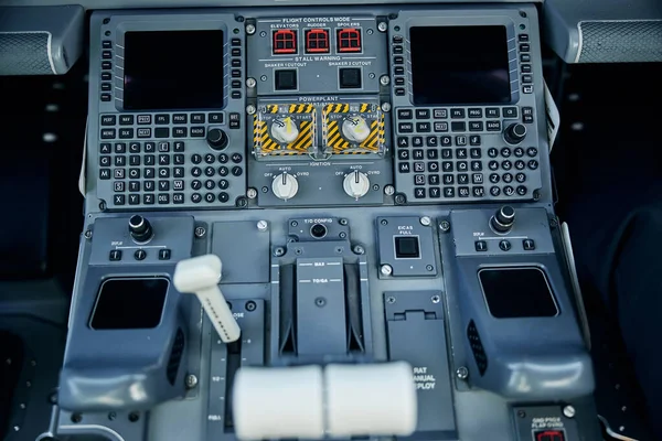 Schalttafel mit Schaltern im Cockpit des Piloten im Jet — Stockfoto