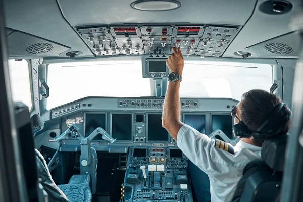 Male professional getting ready for taking off jet — Stock Photo, Image