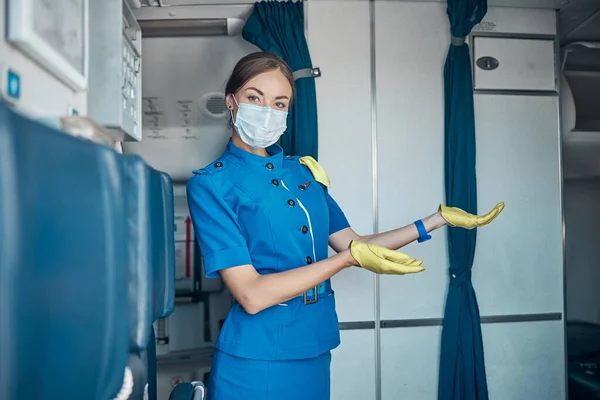Šťastná hezká letuška pracující na palubě během karantény — Stock fotografie