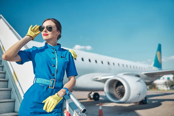 Jolly hermosa azafata disfrutando de día de trabajo en el aeropuerto — Foto de Stock