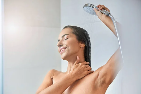 Joyeuse jeune femme prenant une douche à la maison — Photo