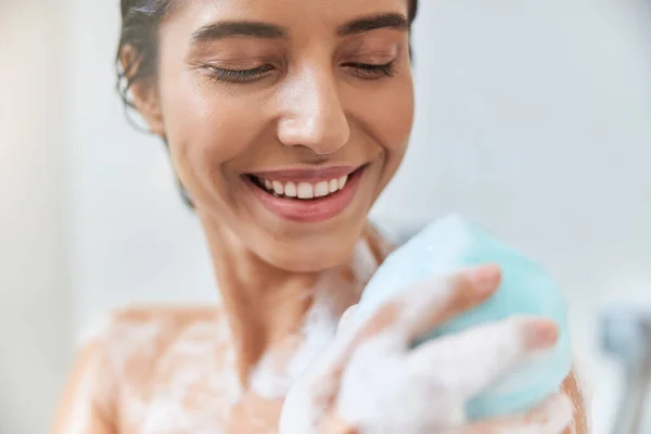 Veselá mladá žena mytí těla s koupel luofah — Stock fotografie